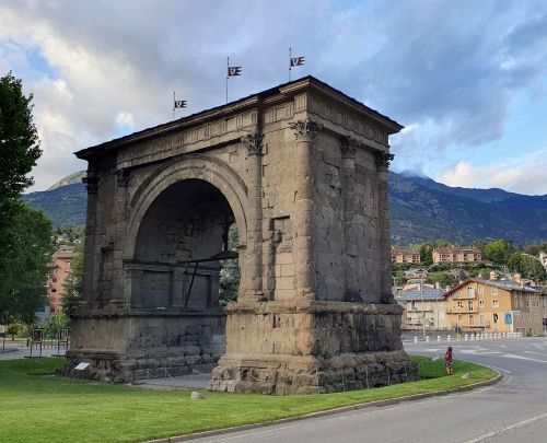 Arch of Augustus outside Aosta (our photo)