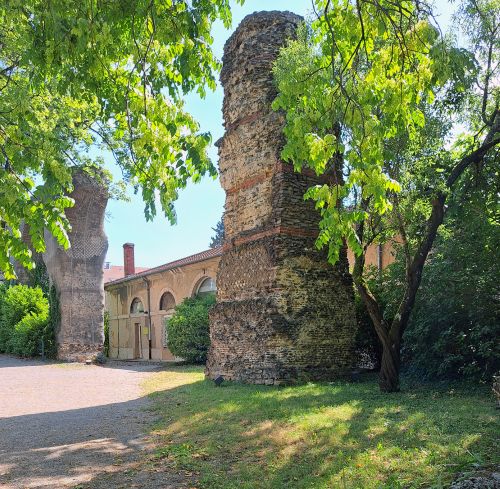 Remains of the Roman aqueduct at Lyons (our photo)